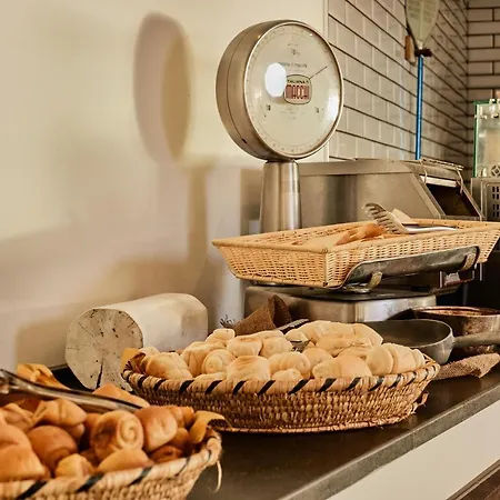 Hotel Club Esse Roccaruja 4*